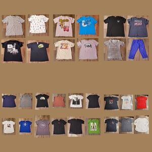 30 Tshirts, Women or Men Mix sizes, most are M and L